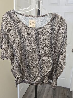 Nwt Chaser Animal Print Basic Boxy Fit Roll Sleeve Satin Top